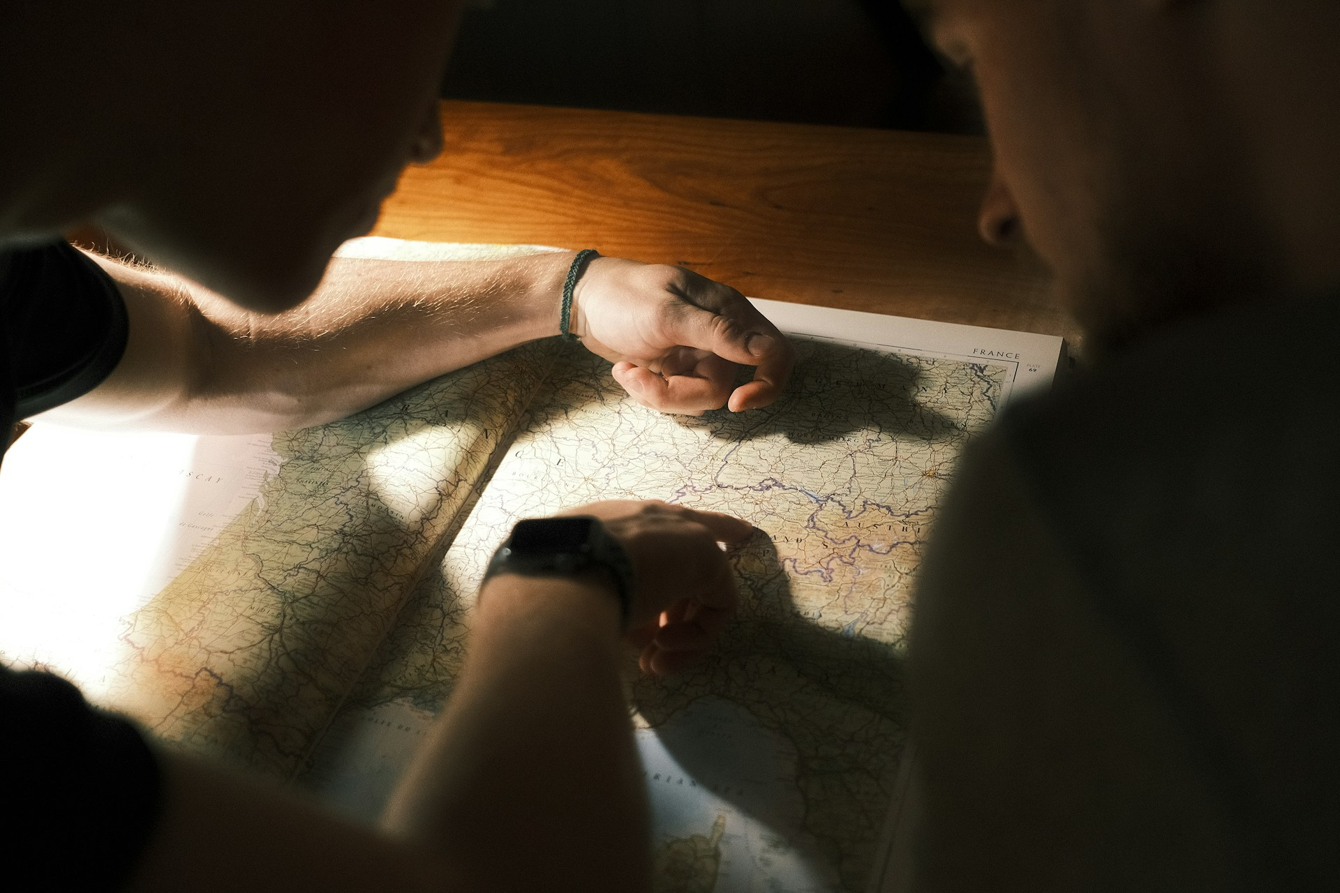 Photo : deux personnes discutant autour d’une carte