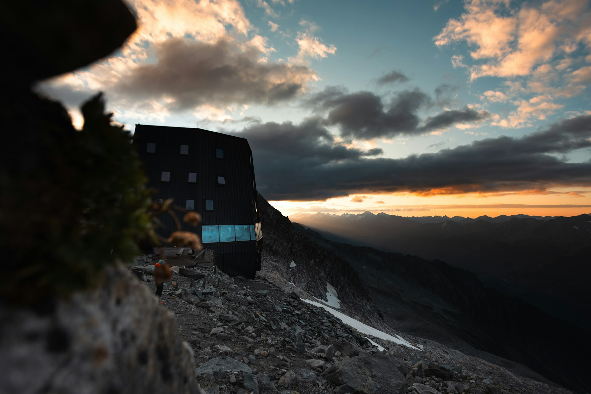 Photo : sentier serpentant vers un sommet rocheux
