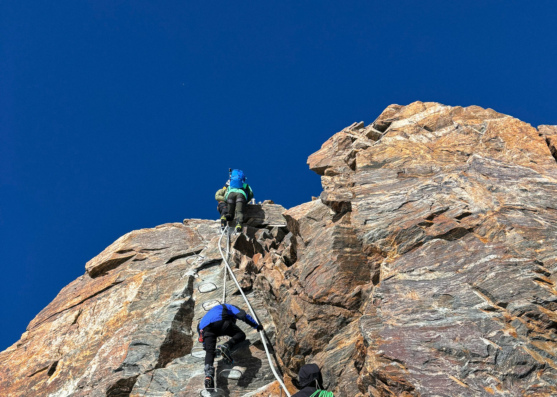 Photo : alpinistes encordés sur une arête rocheuse