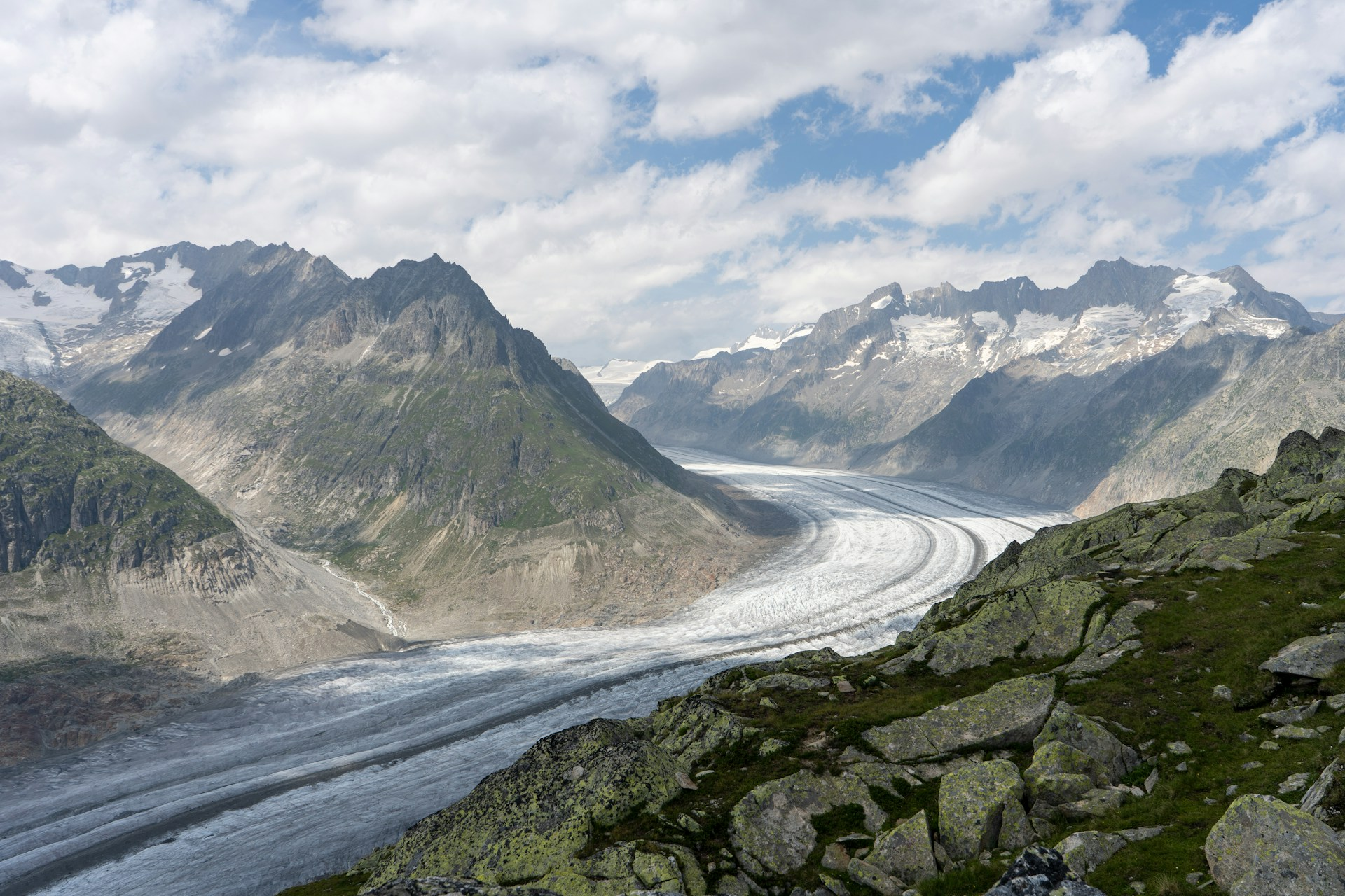 Photo : glacier serpentant dans une vallée d’altitude